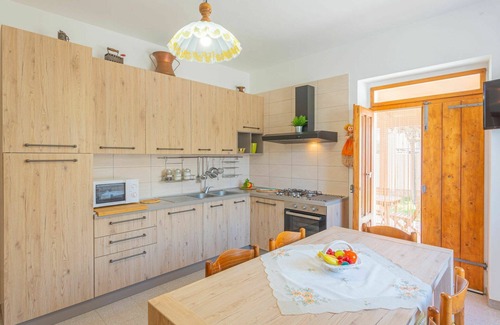Collecorvino Apartment | Lovely apartment for 6 people with WIFI, private pool, A/C, TV, patio, pets allowed and parking