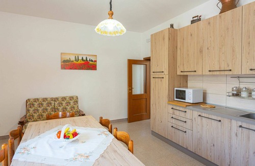 Collecorvino Apartment | Lovely apartment for 6 people with WIFI, private pool, A/C, TV, patio, pets allowed and parking