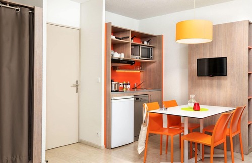 Soustons Apartment | Lovely apartment for 4 guests with WIFI, pool, TV, terrace, pets allowed and parking