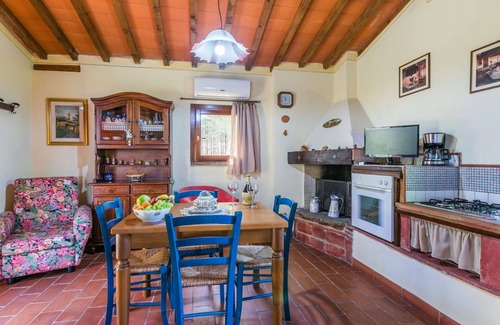 San Miniato Villa | Lovely apartment in villa for 2 people with pool, A/C, TV, patio, pets allowed and parking