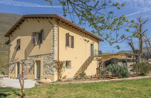 Arlia Apartment | Lovely apartment in Fivizzano with WiFi