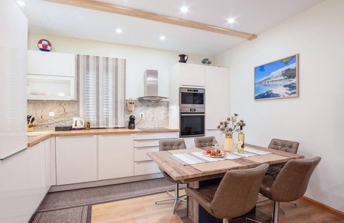 Sinj Apartment | Lovely apartment in Sinj with WiFi