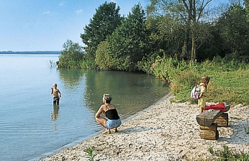 Dobin am See House | Lovely apartment in villa for 4 people with WIFI, TV, terrace, pets allowed and parking