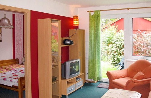 Dobin am See House | Lovely apartment in villa for 4 people with WIFI, TV, patio, pets allowed and parking
