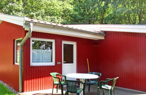 Dobin am See House | Lovely apartment in villa for 4 people with WIFI, TV, patio, pets allowed and parking