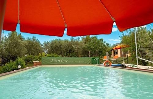 Collecorvino Villa | Lovely apartment in villa for 4 people with WIFI, pool, TV, terrace, pets allowed and parking