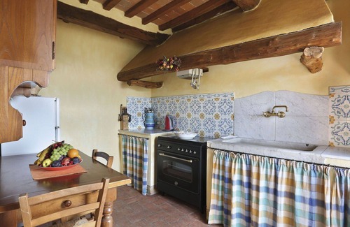 Cascine-La Croce Villa | Lovely apartment in villa for 6 people with WIFI, pool, TV, patio, pets allowed and parking