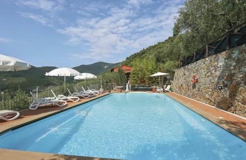 Cascine-La Croce Villa | Lovely apartment in villa for 6 people with WIFI, pool, TV, patio, pets allowed and parking