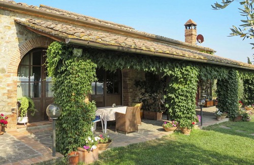 Campagnatico Villa | Lovely apartment in villa with pool, A/C, WIFI, patio, pets allowed, panoramic view and parking
