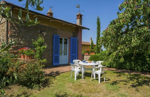 Giugnano Apartment | Lovely apartment for 9 guests with WIFI, pool, TV, pets allowed, panoramic view and parking