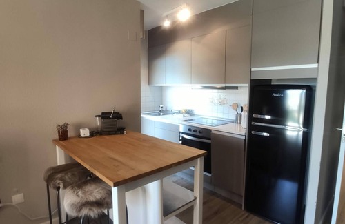 Jaca Apartment | Lovely Apartment with Pool, Squash, Gym, and Parking near Jaca Center