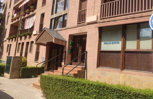 Jaca Apartment | Lovely Apartment with Pool, Squash, Gym, and Parking near Jaca Center