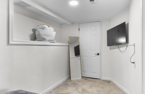 Southeast Omaha Apartment | Lovely Apt Near Zoo with Self Check-In, Smart TV
