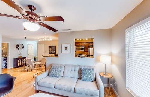 Westfield Condo | Lovely Austin condo close to downtown with streaming, W/D, central AC, & WiFi