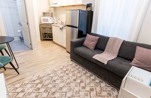 Beasley Apartment | Lovely Bachelor in the Heart of Hamilton