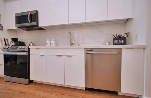 Oakland Apartment | Lovely Brand New Studio Suite-Rooftop Deck-Free Parking-Fitness Center