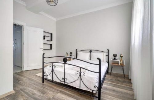 Ortakoy Apartment | Lovely Central Cozy 3bd25bath Duplex Patio! #273