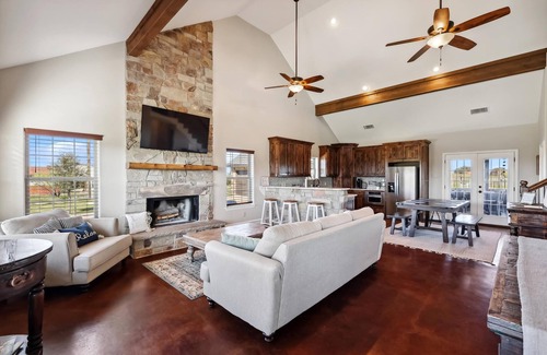 Palo Pinto County House | Lovely Chateau- near Hells Gate with pool/hot tub/grilling area and game room