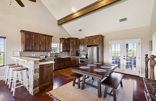 Palo Pinto County House | Lovely Chateau- near Hells Gate with pool/hot tub/grilling area and game room