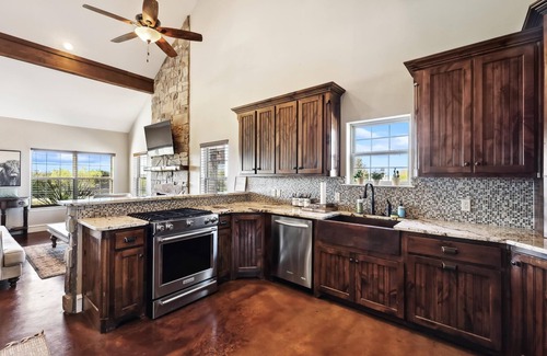 Palo Pinto County House | Lovely Chateau- near Hells Gate with pool/hot tub/grilling area and game room