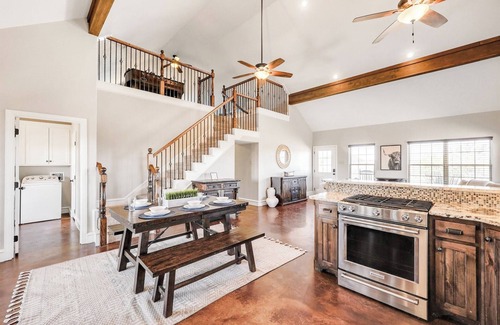 Palo Pinto County House | Lovely Chateau - Sparkling Pool - at Hells Gate