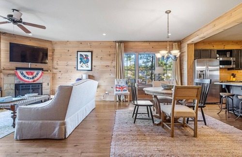 Crane Hill House | Lovely, convienant 4-bedroom townhome with WiFi on Smith Lake