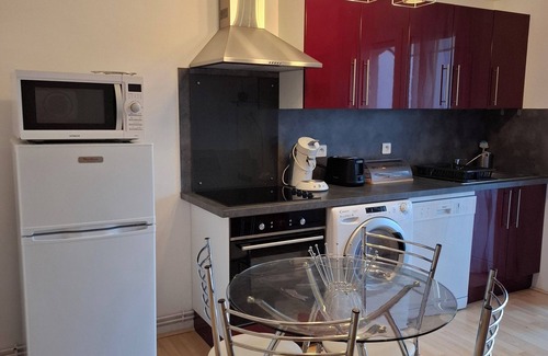 Chatel-Guyon Apartment | Lovely, cosy T1 apartment, quiet location near town center Garden, parking