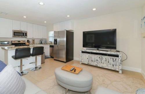South Sarasota House | Lovely Cottage - Close to Siesta, Shops & Dining