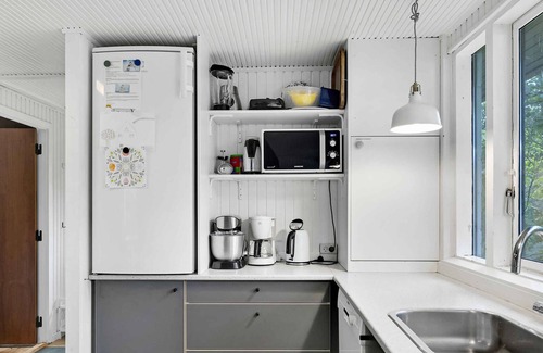 Stubbekobing House | Lovely cottage w. wilderness tub by Sortsø Beach