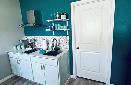 Balm Apartment | Lovely & Cozy 2-bedroom apartment with AC and WiFi close to the beach!