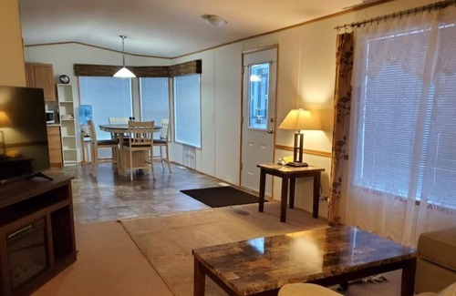 Hixon House | Lovely Creekview beside popular campground