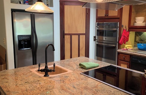 Saguaro Miraflores House | Lovely Desert Retreat w/Hot Tub,Garden, 4 Br, Privacy, 10 mins Downtown
