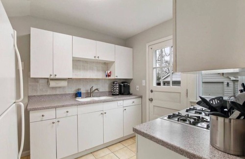 Russell Apartment | Lovely Duplex in DT Libertyville Near Naval Base!