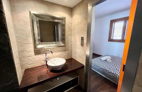Santa Eulalia del Rio House | Lovely Ensuite Double Room in Shared Apartment in the Centre of Santa Eularia - close to the Beach, Shops, Bars and Restaurants