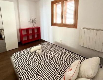 Santa Eulalia del Rio House | Lovely Ensuite Double Room in Shared Apartment in the Centre of Santa Eularia - close to the Beach, Shops, Bars and Restaurants