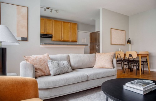 Evanston Apartment | Lovely Evanston 2BR w/Courtyard, nr Northwestern & Beach, by Blueground
