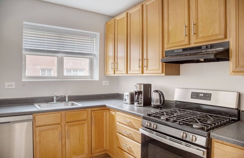 Evanston Apartment | Lovely Evanston 2BR w/Courtyard, nr Northwestern & Beach, by Blueground