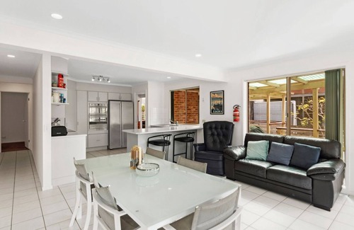 South Durras House | Lovely family beach house. Pet friendly and walk to beach