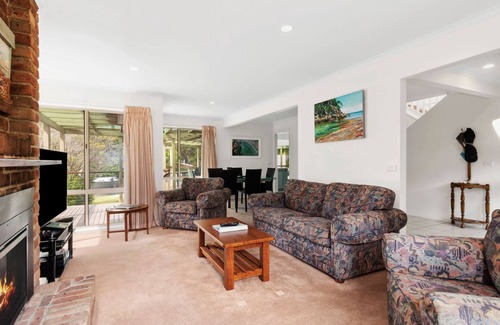 South Durras House | Lovely family beach house. Pet friendly and walk to beach