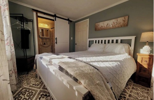 Arlington Other | Lovely farmhouse and cottage with WiFi in Arlington