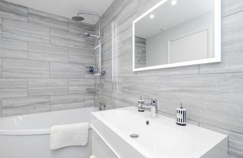 Calcot Apartment | Lovely flat with Wi-Fi and free parking