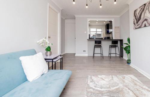 Calcot Apartment | Lovely flat with Wi-Fi and free parking