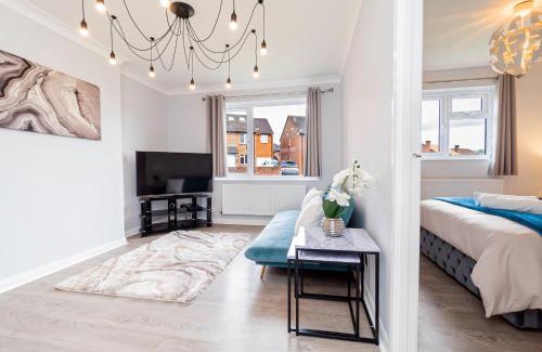 Calcot Apartment | Lovely flat with Wi-Fi and free parking