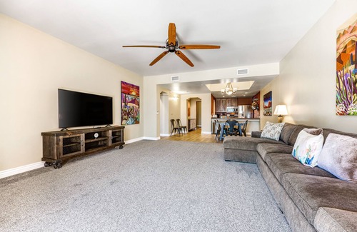 Carefree House | Lovely, Ground-Floor Townhouse with a Great Location, Patios, WiFi & Shared Pool