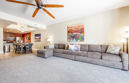 Carefree House | Lovely, Ground-Floor Townhouse with a Great Location, Patios, WiFi & Shared Pool