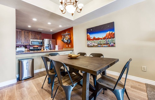 Carefree House | Lovely, Ground-Floor Townhouse with a Great Location, Patios, WiFi & Shared Pool