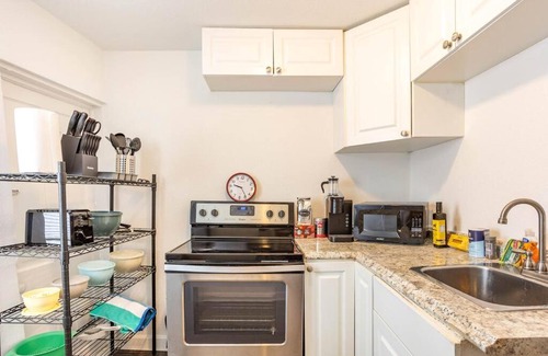 Hyde Park Apartment | Lovely historic apt near Amelia Arena + Hyde Park