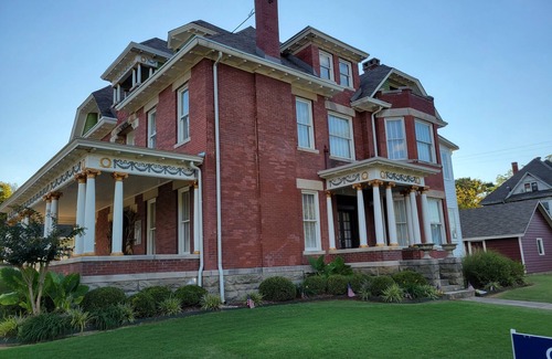 Fort Smith House | lovely historic mansion close to downtown river front walking trail