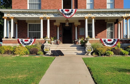 Fort Smith House | lovely historic mansion close to downtown river front walking trail
