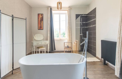 Dompierre-les-Ormes House | Lovely holiday home in Dompierre Les Ormes with bubble bath